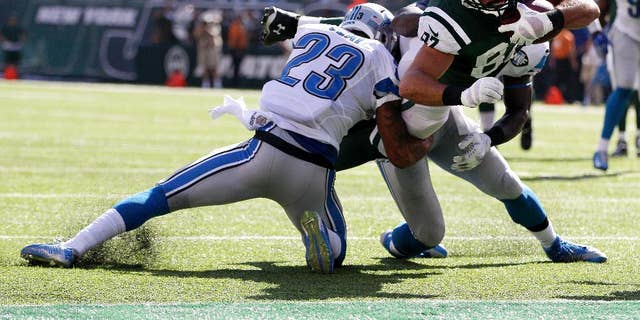 New York Jets wide receiver Eric Decker, center, dives in between Detroit Lions cornerback Darius Slay, left, and outside linebacker Tahir Whitehead for a touchdown during the second half of an NFL football game, Sunday, Sept. 28, 2014, in East Rutherford, N.J. (AP Photo/Frank Franklin II)