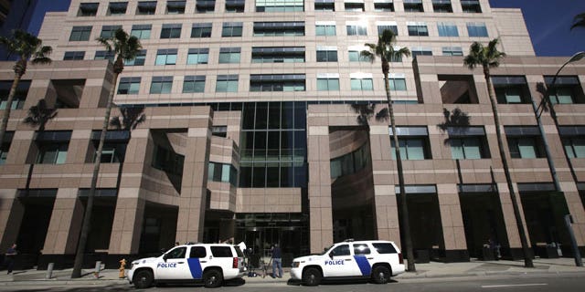 Homeland Security police cars are shown parked outside the Long Beach, 칼리프., Federal Courthouse in Long Beach, 칼리프.