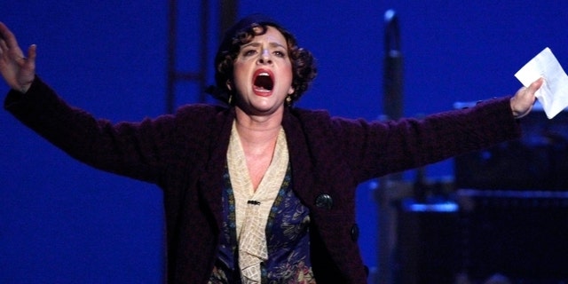 Aktris Patti LuPone, 15 Haziran 2008'de New York'ta düzenlenen 62. Yıllık Tony Ödülleri'nde 'Çingene' filminden bir sahne sergiliyor.