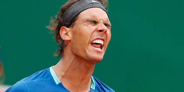 El español Rafael Nadal gesticula el perder un punto contra David Ferrer en el Masters de Montecarlo el viernes, 18 de abril de 2014, en Mónaco. Ferrer ganó. (AP Photo/Michel Euler)