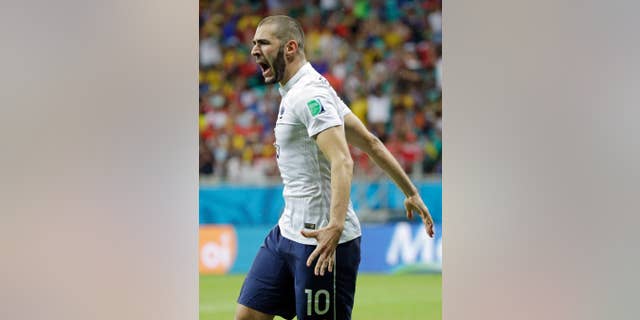 Karim Benzema celebra tras marcar el cuarto gol en la victoria de Francia 5-2 ante Suiza en el Grupo E del Mundial en Salvador, Brasil, el viernes 20 de junio de 2014. (AP Foto/Christophe Ena)