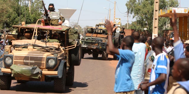 Jan. 18, 2013 - Residents of San in central Mali clap as French troops pass through en route to Sevare, Mali.