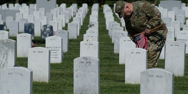 Army Chief of Staff Gen. Mark Alexander Milley places flags at gravesite as the Army 3d U.S. Infantry Regiment, The Old Guard, honor the nation's fallen military heroes during its annual Flags In ceremony at Arlington National Cemetery, Maggio 24, 2018. Milley will join President Biden as he gives Memorial Day remarks at the cemetery in honor of Memorial Day Monday. (AP Photo/Cliff Owen)
