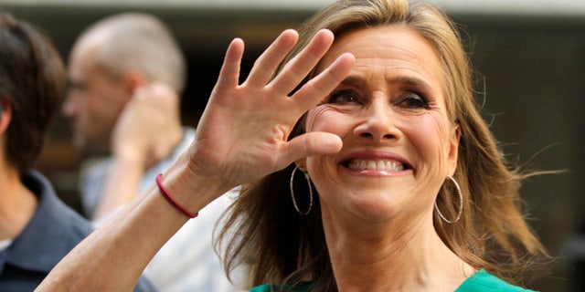 'Today' show host Meredith Vieira waves to fans during her final show in New York, June 8, 2011. Vieira is leaving NBC's 'Today' show and will be replaced by the show's news anchor Ann Curry starting June 9. REUTERS/Brendan McDermid (UNITED STATES - Tags: ENTERTAINMENT)