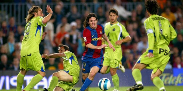BARCELONA, SPAIN - APRIL 18: Leo Messi's first goal during the match between FC Barcelona and Getafe, of Copa del Rey, on April 18, 2007, played at the Camp Nou stadium in Barcelona, Spain. (Photo by Bagu Blanco/Getty Images).
