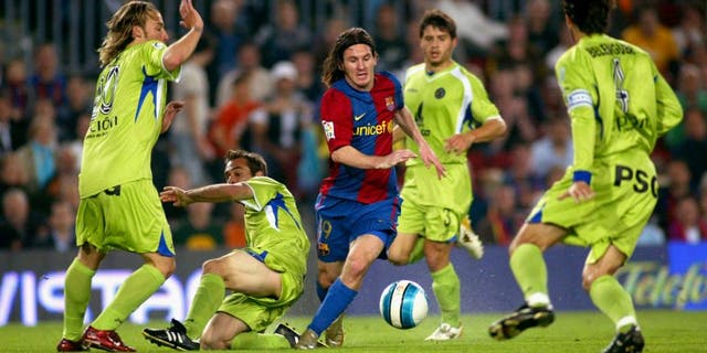 BARCELONA, SPAIN - APRIL 18: Leo Messi's first goal during the match between FC Barcelona and Getafe, of Copa del Rey, on April 18, 2007, played at the Camp Nou stadium in Barcelona, Spain. (Photo by Bagu Blanco/Getty Images).