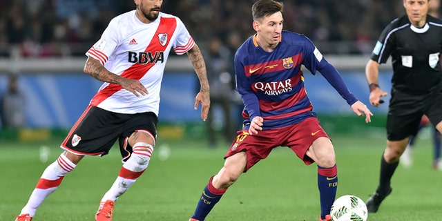 YOKOHAMA, JAPAN - DECEMBER 20: Lionel Messi of FC Barcelona controls the ball during the final match between River Plate and FC Barcelona at International Stadium Yokohama on December 20, 2015 in Yokohama, Japan. (Photo by Atsushi Tomura/Getty Images)