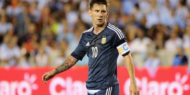 HOUSTON, TX - SEPTEMBER 04: Lionel Messi #10 of Argentina walks across the field during their International friendly match against Bolivia at BBVA Compass Stadium on September 4, 2015 in Houston, Texas. (Photo by Scott Halleran/Getty Images)