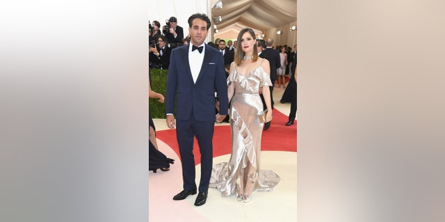 Bobby Cannavale (L) and Rose Byrne attend the "Manus x Machina: Fashion In An Age Of Technology" Costume Institute Gala at Metropolitan Museum of Art on May 2, 2016 in New York City.