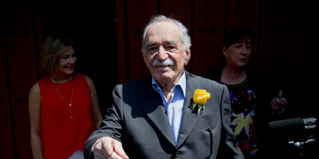 Colombian Nobel Literature laureate Gabriel Garcia Marquez greets fans and reporters outside his home on his birthday in Mexico City, Thursday, March 6, 2014. Garcia Marquez, known as "Gabo" in Latin America, turned 87 on Thursday. (AP Photo/Eduardo Verdugo)