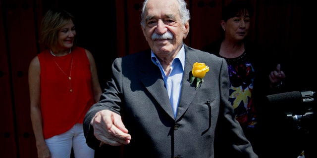 Colombian Nobel Literature laureate Gabriel Garcia Marquez greets fans and reporters outside his home on his birthday in Mexico City, Thursday, March 6, 2014. Garcia Marquez, known as "Gabo" in Latin America, turned 87 on Thursday. (AP Photo/Eduardo Verdugo)
