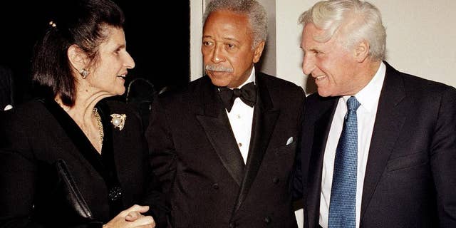 New York City Mayor David Dinkins, center, is seen at a reception for the Tel Aviv Foundation in New York on Oct. 23, 1993. (AP Photo/David Karp, File)