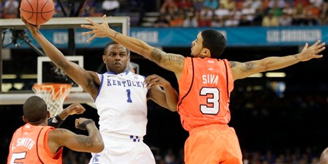 March 31, 2012: Kentucky's Darius Miller (1) passes over Louisville's Chris Smith (5) and Peyton Siva (3) during the first half of an NCAA Final Four semifinal college basketball tournament game in New Orleans.