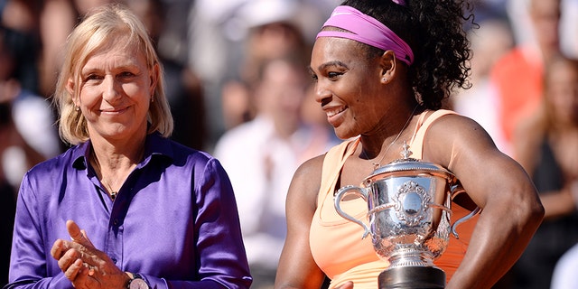 Martina Navratilova applauding Serena Williams after Williams' victory in the 2015 French Open women's singles final.