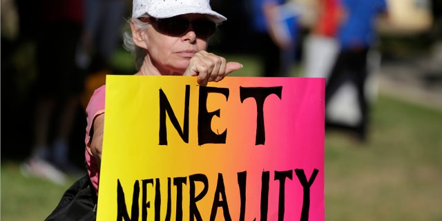 Lori Erlendsson attends a pro-net neutrality Internet activist rally in the neighborhood where U.S. President Barack Obama attended a fundraiser in Los Angeles, California July 23, 2014. REUTERS/Jonathan Alcorn (UNITED STATES - Tags: CIVIL UNREST POLITICS SCIENCE TECHNOLOGY) - RTR3ZWDE