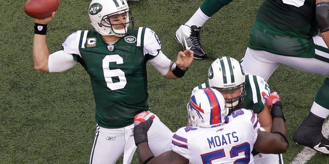 El quarterback de los Jets de Nueva York Mark Sánchez (6) lanza un pase de touchdown a Plaxico Burress en el partido de la NFL contra los Bills de Buffalo el domingo 27 de noviembre de 2011(AP Foto/Julio Cortez)