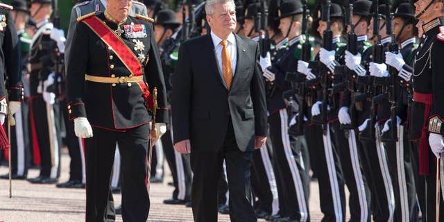 German president Joachim Gauck, right, arrives for a three-day state visit to Norway, Wednesday, June 11, 2014. He was met outside the Royal Palace in Oslo by Norwegian King Harald, left. (AP Photo/ NTB Scanpix, Berit Roald)