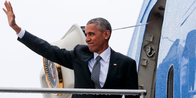 US President Barack Obama waves as he boards Air Force One during his departure from Tegel International Airport in Berlin, Friday, Nov. 18, 2016. Obama is leaving Europe and heading to South America to attend the annual Asia Pacific Economic Cooperation (APEC) forum, taking place in Lima, Peru. (AP Photo/Pablo Martinez Monsivais)