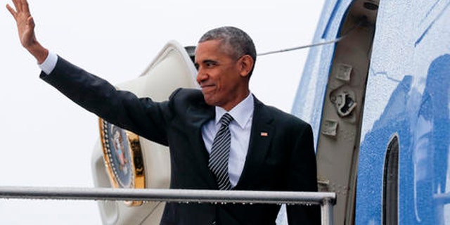 US President Barack Obama waves as he boards Air Force One during his departure from Tegel International Airport in Berlin, Friday, Nov. 18, 2016. Obama is leaving Europe and heading to South America to attend the annual Asia Pacific Economic Cooperation (APEC) forum, taking place in Lima, Peru. (AP Photo/Pablo Martinez Monsivais)