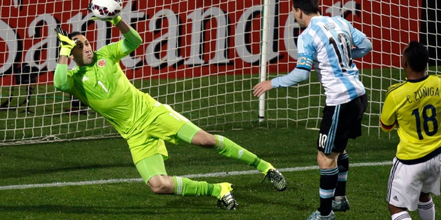 Colombia goalkeeper David Ospina stops a headshot by Argentina's Lionel Messi, center, during a Copa America quarterfinal soccer match at the Sausalito Stadium in Vina del Mar, Chile, Friday, June 26, 2015. (AP Photo/Jorge Saenz)
