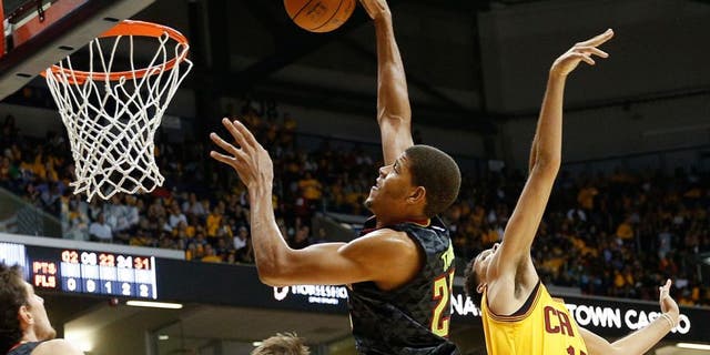 Atlanta Hawks center Walter Tavares (22) shoots over Cleveland Cavaliers forward Austin Daye (15) in the second half of an NBA preseason basketball game, Wednesday, Oct. 7, 2015, in Cincinnati. The Hawks won 98-96. (AP Photo/John Minchillo)