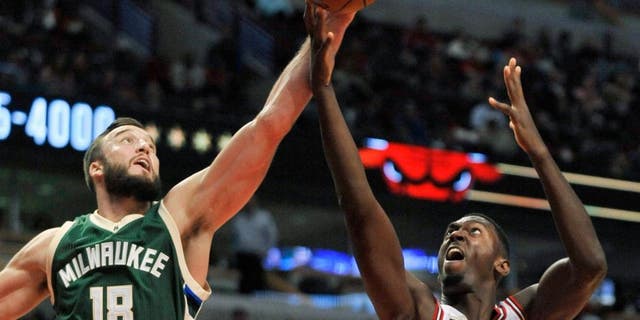 Chicago Bulls' Bobby Portis (5), battles for a rebound against Milwaukee Bucks' Miles Plumlee (18) during the second half of an NBA preseason basketball game Tuesday, Oct. 6, 2015, in Chicago. The Bulls won 105-95. (AP Photo/Paul Beaty)