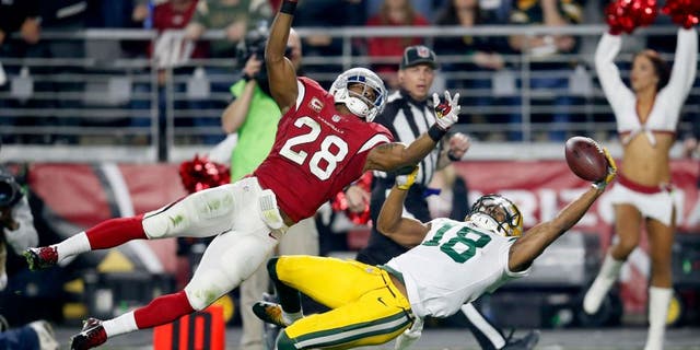 Green Bay Packers wide receiver Randall Cobb (18) makes a one-handed catch but has it called back on a penalty as Arizona Cardinals cornerback Justin Bethel (28) defends during the first half of an NFL divisional playoff football game, Saturday, Jan. 16, 2016, in Glendale, Ariz. Cobb left the game injured after the catch. (AP Photo/Rick Scuteri)