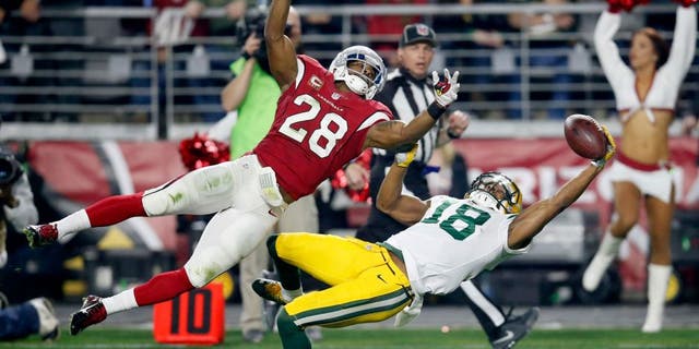 Green Bay Packers wide receiver Randall Cobb (18) makes a one-handed catch but has it called back on a penalty as Arizona Cardinals cornerback Justin Bethel (28) defends during the first half of an NFL divisional playoff football game, Saturday, Jan. 16, 2016, in Glendale, Ariz. Cobb left the game injured after the catch. (AP Photo/Rick Scuteri)