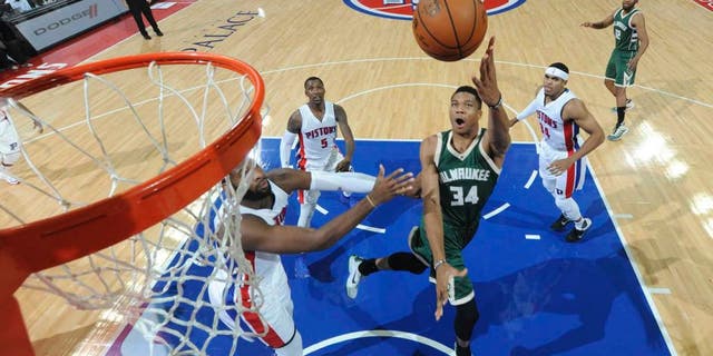 AUBURN HILLS, MI - OCTOBER 17: Giannis Antetokounmpo #34 of the Milwaukee Bucks shoots the ball against the Detroit Pistons on October 17, 2016 at The Palace of Auburn Hills in Auburn Hills, Michigan. NOTE TO USER: User expressly acknowledges and agrees that, by downloading and/or using this photograph, User is consenting to the terms and conditions of the Getty Images License Agreement. Mandatory Copyright Notice: Copyright 2016 NBAE (Photo by Chris Schwegler/NBAE via Getty Images)