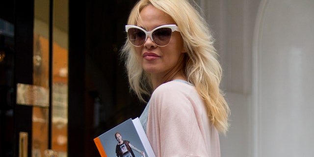 LONDON, ENGLAND - OCTOBER 15: Pamela Anderson delivers lunch to Julian Assange at Embassy of Ecuador on October 15, 2016 in London, England. (Photo by Ben A. Pruchnie/Getty Images)