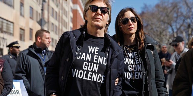 Former Beatle Sir Paul McCartney joins the rally during a "March For Our Lives" demonstration demanding gun control in New York City, U.S. March 24, 2018. REUTERS/Shannon Stapleton - HP1EE3O173GC0