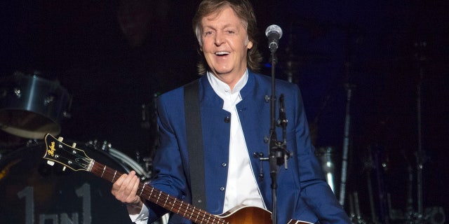 Former Beatle Paul McCartney paid a visit to his old stomping grounds this week, returning to the famed Abbey Road.