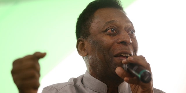RIO DE JANEIRO, BRAZIL - MAY 15: Brazilian soccer legend Pele speaks to customers in the Apple store on May 15, 2014 in Rio de Janeiro, Brazil. Pele and film director Anibal Neto spoke with customers about 'Pele Eterno', a documentary about Pele's life. The 2014 FIFA World Cup kicks off on June 12. (Photo by Mario Tama/Getty Images)