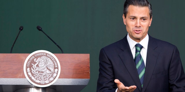 El presidente Enrique Peña Nieto anuncia un plan de justicia en un intento por responder a la indignación tras la desaparición de 43 estudiantes en el sur de México, que puso en evidencia la corrupción e impunidad de las autoridades vinculadas a la delincuencia, en la Ciudad de México, el jueves 27 de noviembre de 2014. (Foto AP/Eduardo Verdugo)
