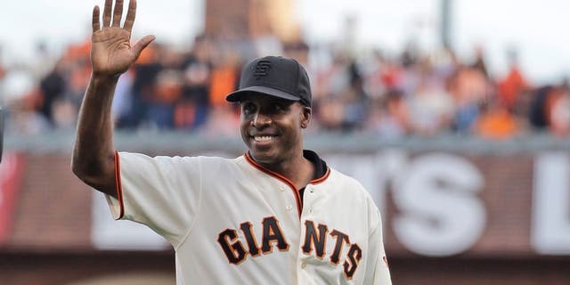 Former San Francisco Giant Barry Bonds throws out the ceremonial first pitch before Game 4 of the National League baseball championship series between the San Francisco Giants and the St. Louis Cardinals Wednesday, Oct. 15, 2014, in San Francisco. (AP Photo/Jeff Roberson)