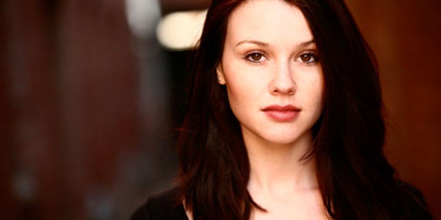 "Vampires Suck" star Jenn Proske says she is on Team Edward.