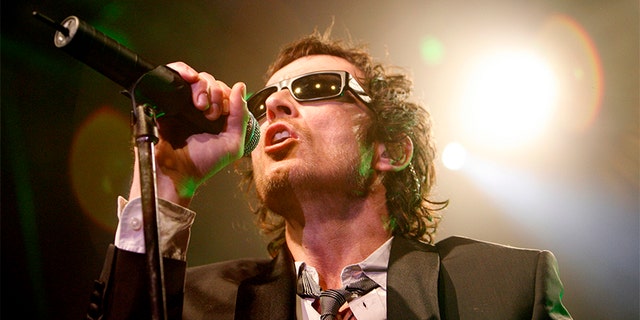 Lead singer Scott Weiland performs with Stone Temple Pilots in West Hollywood, California April 7, 2008.