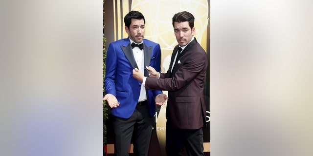 Television personalities Drew Scott (L) and twin brother Jonathan Scott pose at the 2015 Creative Arts Emmy Awards in Los Angeles, California September 12, 2015.