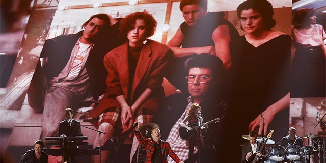 Simple Minds performing "Don't You (Forget About Me)."