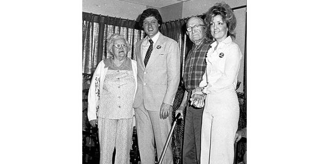 Juanita Broaddrick (R) with Bill Clinton and unidentified residents of her retirement home, in 1978.