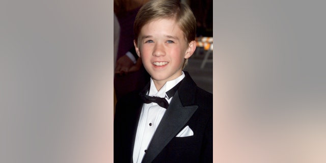 Haley Joel Osment, star of the drama film 'The Sixth Sense,' arrives for the 26th annual People's Choice Awards January 9, 2000.