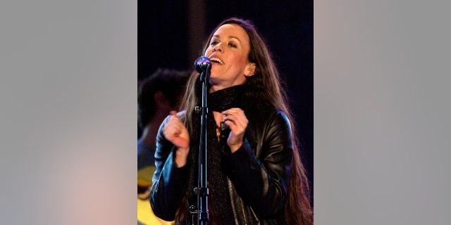 Canadian singer Alanis Morrisette performs after medal ceremonies at
the Salt Lake 2002 Winter Olympic Games February 21, 2002. The city's
Olympic medals plaza has been hosting music concerts every night after
medal ceremonies since the start of the games. REUTERS/Peter Andrews
KM/HB - RP3DRHYQAPAA