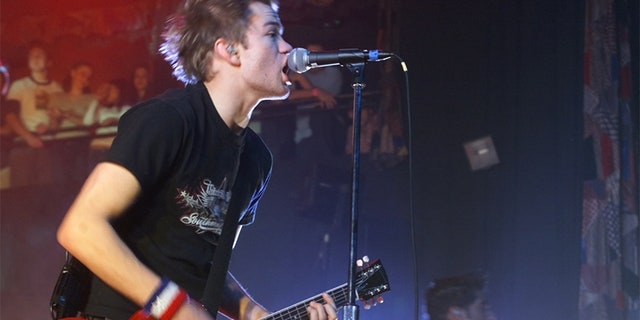 "Sum 41" singer/guitarist Deryck Whibley (L) and guitarist Dave Baksh
perform during a sold-out show at the House of Blues inside the
Mandalay Bay Resort & Casino in Las Vegas, January 18, 2002. The
Canadian pop-punk band is on tour to promote the platinum-selling album
"All Killer No Filler." REUTERS/Steve Marcus
SM/HK - RP3DRHYFNNAC