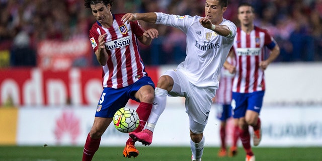 MADRID, SPAIN - OCTOBER 04: Cristiano Ronaldo (R) of Real Madrid CF competes for the ball with Tiago Mendes (L) of Atletico de Madrid during the La Liga match between Club Atletico de Madrid and Real Madrid CF at Vicente Calderon Stadium on October 4, 2015 in Madrid, Spain. (Photo by Gonzalo Arroyo Moreno/Getty Images)