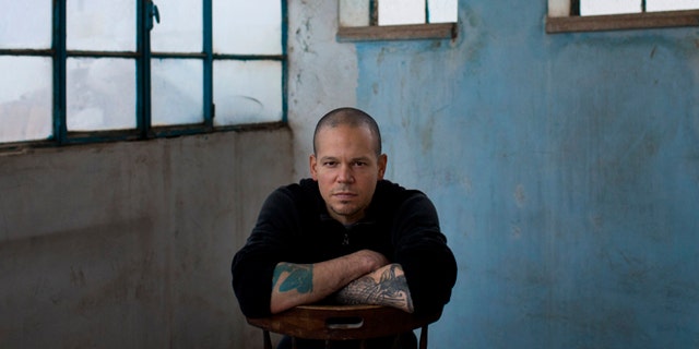 En esta foto del 5 de diciembre del 2013, René Pérez Joglar, más conocido como Residente de Calle 13, posa para un retrato en Beit Shaour, Cisjordania, cerca de Belén. Residente está dirigiendo el video musical del que será el primer sencillo de su álbum debut como solista, con las actuaciones de John Leguizamo, Leonor Watling y Oscar Jaenada. (AP Foto/Bernat Armangue)