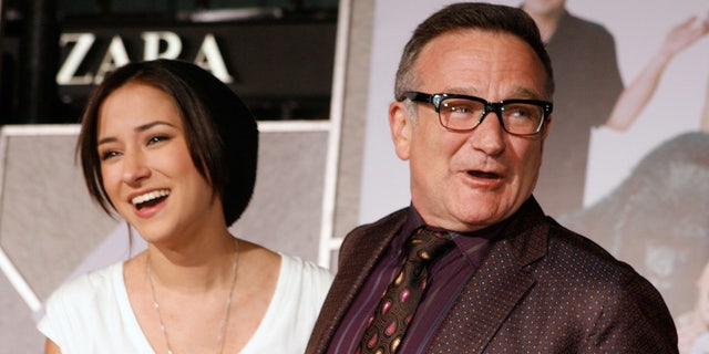 Actor Robin Williams (R) poses with his daughter Zelda Williams as they arrive in Hollywood, California November 9, 2009. REUTERS/Fred Prouser (UNITED STATES ENTERTAINMENT)