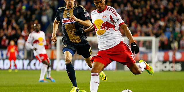 HARRISON, NJ - APRIL 16: Roy Miller #7 of New York Red Bulls carries the ball in front of Sebastien Le Toux #11 of Philadelphia Union at Red Bull Arena on April 16, 2014 in Harrison, New Jersey. Red Bulls defeated the Union 2-1. (Photo by Mike Stobe/Getty Images)