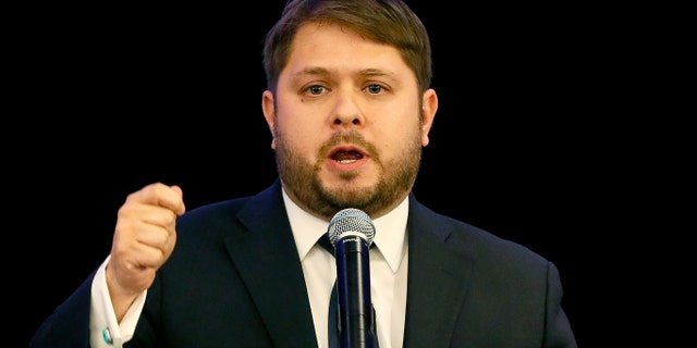 El candidato congresional demócrata Rubén Gallego pronuncia su discurso de victoria durante una fiesta de su partido en Phoenix, Arizona, el martes 4 de noviembre de 2014. Gallego representará el 7mo distrito congresional de Arizona. (Foto AP/Matt York)