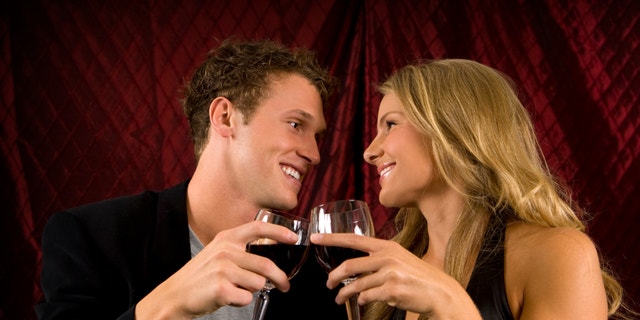  Couple attrayant grillant avec du vin