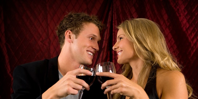 casal Atraente brindar com vinho